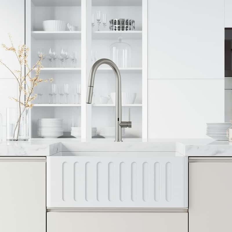 VIGO Greenwich 18" H Single Handle Pull-Down Sprayer Kitchen Faucet with Touchless Sensor