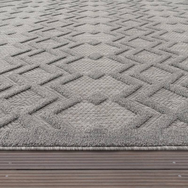 Indoor & Outdoor Rug With Geometric Trellis High-Low Pattern
