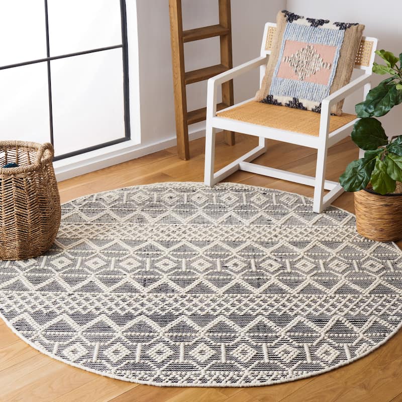 SAFAVIEH Handmade Natura Fehrat Wool Braided Tassel Rug - 6' Round - Ivory/Black