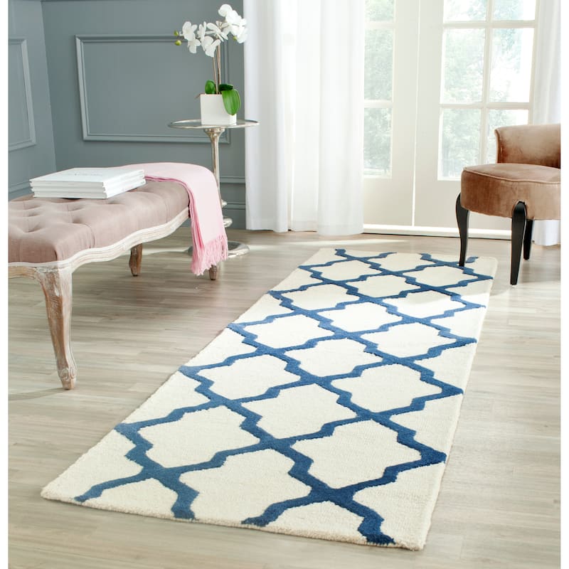 SAFAVIEH Handmade Cambridge Eirny Moroccan Trellis Wool Rug - 2'6" x 6' Runner - Ivory/Navy