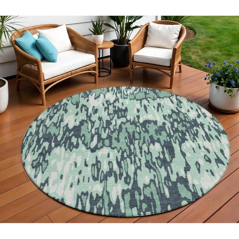 HomeRoots Striped Transitional Rectangle Outdoor Rug - 8' Round