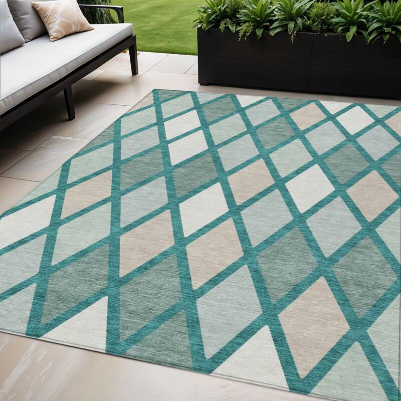 HomeRoots Geometric Transitional Rectangle Outdoor Rug - 5' X 8'