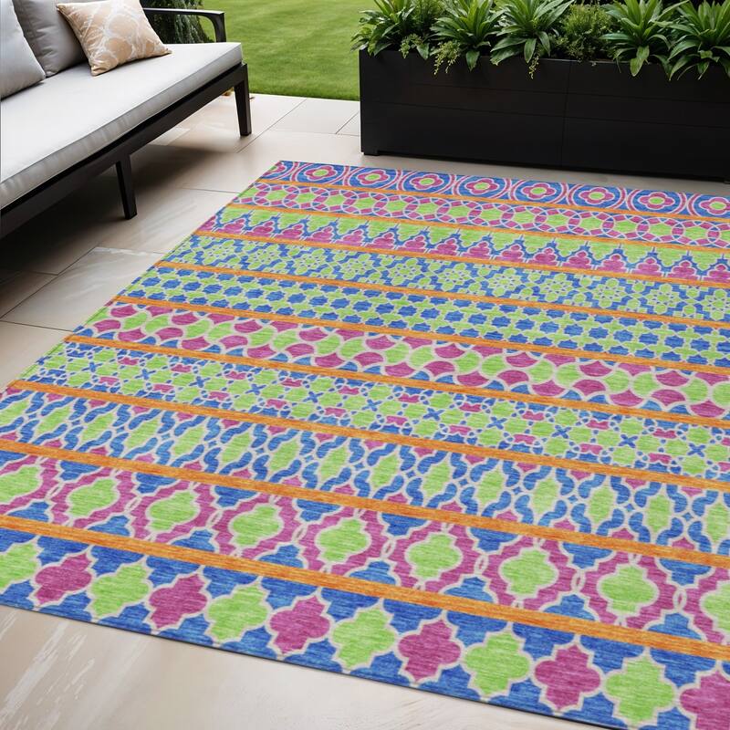 HomeRoots Quatrefoil Transitional Rectangle Outdoor Rug - 5' X 8'