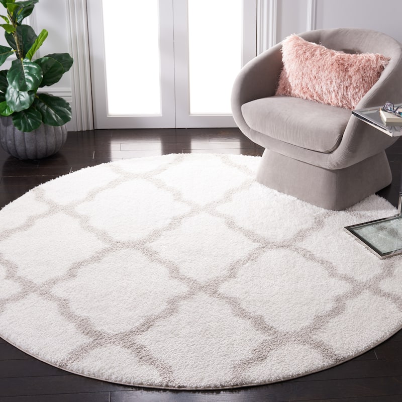 SAFAVIEH Tahoe Shag Etha Trellis 1.2-inch Thick Rug - 6'7" Round - White/Silver
