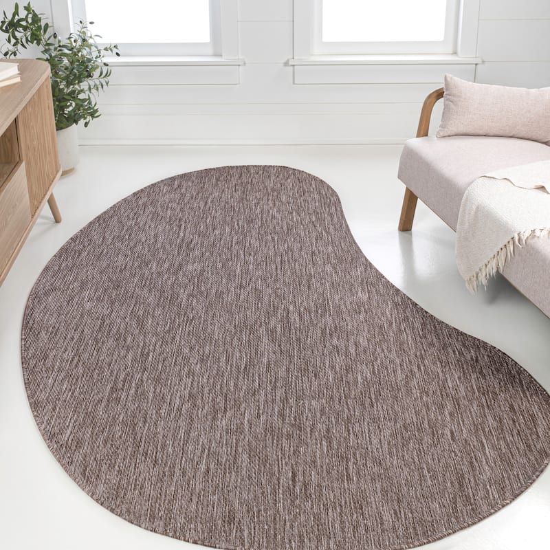 JONATHAN Y Evan Modern Rustic Organic Curve Indoor/Outdoor Shaped Area Rug - 9' x 12' - Brown