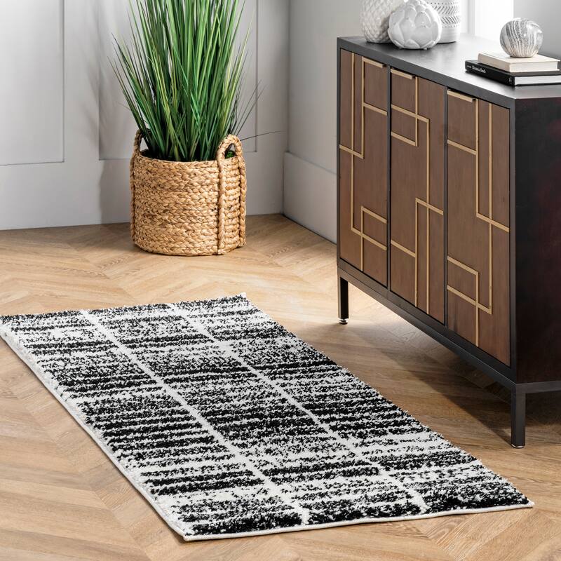 Nuloom Celyn Distressed Stripes Cozy Shag Area Rug - 2' 6" x 6' - Black And White