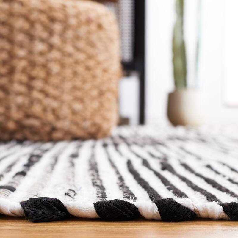 SAFAVIEH Handmade Striped Kilim Yuzu Transitional Rug