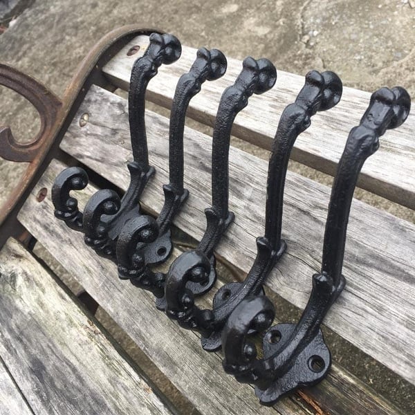 https://ak1.ostkcdn.com/images/products/is/images/direct/28e336217d5c76d9a574eacdf737a3fb14f7caa0/Vintage-Style-Cast-Iron-Wall-Coat-Hooks-Hat-Hook%28Set-of-5%29.jpg?impolicy=medium