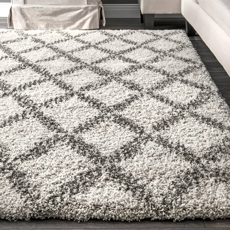 Nuloom Sharika Lattice Shaggy Area Rug