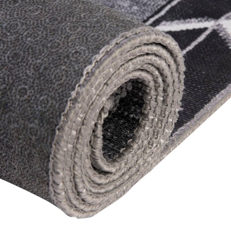 Traditional Rine Collection Area Rug