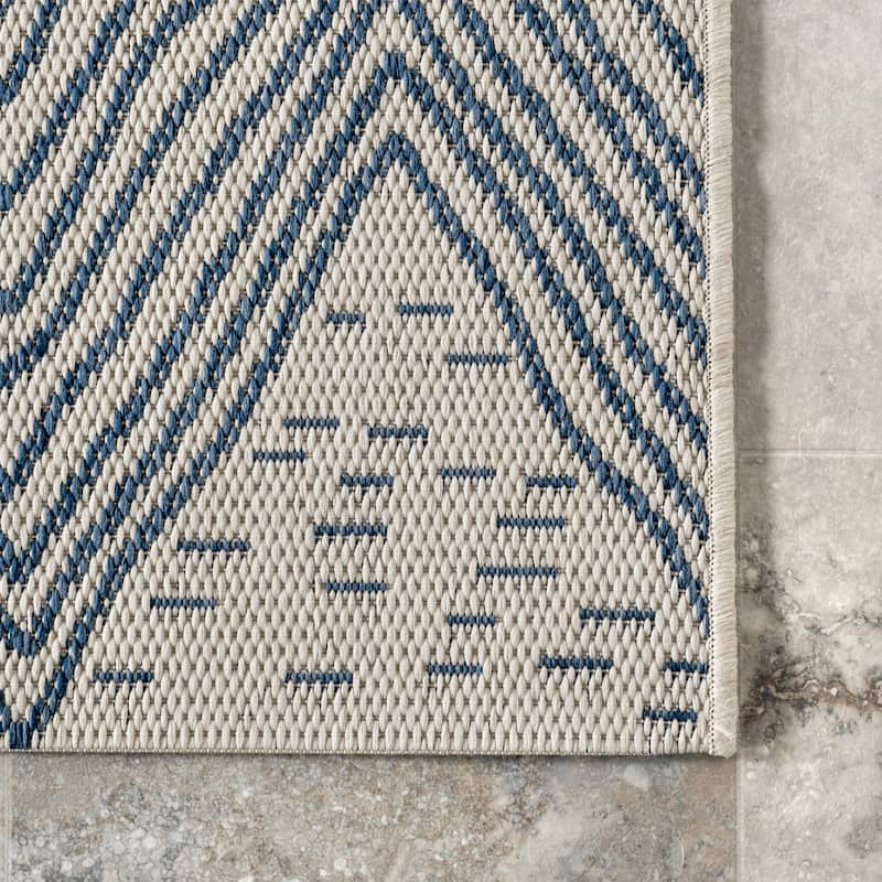 Nuloom Vance Contemporary Chevron Indoor/Outdoor Area Rug