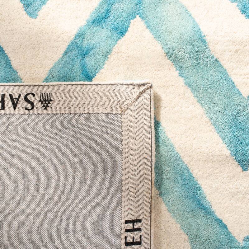 SAFAVIEH Dip Dye Erkhild Hand-tufted Wool Chevron Area Rug
