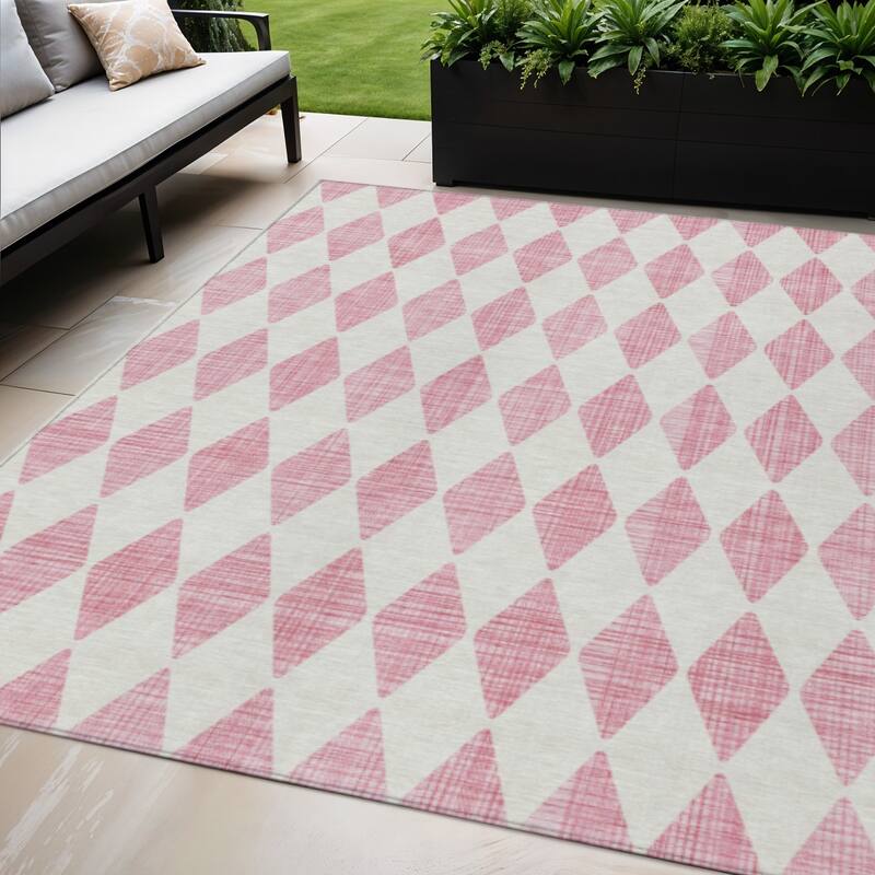 HomeRoots Geometric Transitional Rectangle Outdoor Rug - 5' X 8'