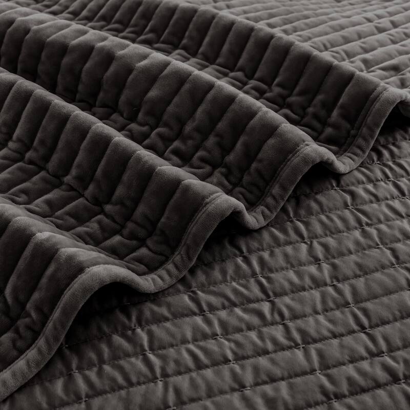 Wonderful Velvet 3 Piece Quilt Set