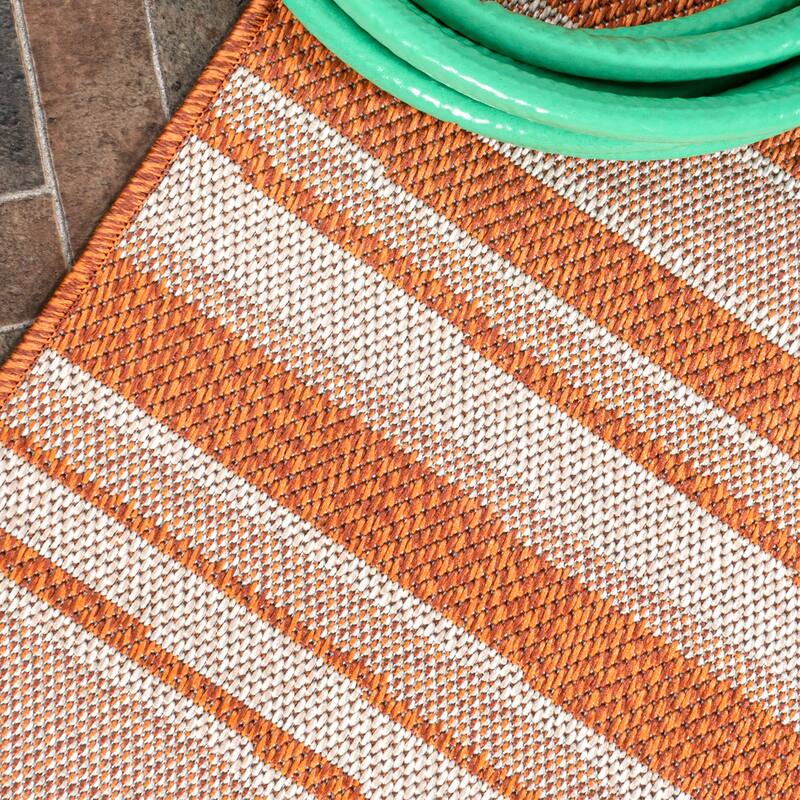JONATHAN Y Chevron Wavy Stripe Modern Indoor/Outdoor Area Rug