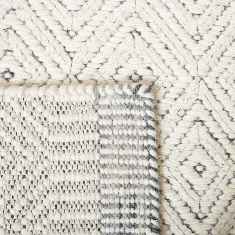 Martha Stewart by SAFAVIEH Handmade Riga Wool Rug
