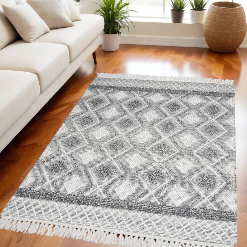 Niyo Geometric Modern Woven with Fringe Area Rug By HomeRoots - 90' X '63' X '0.5 - 90' X '63' X '0.5 - Gray and Ivory - Rectangle