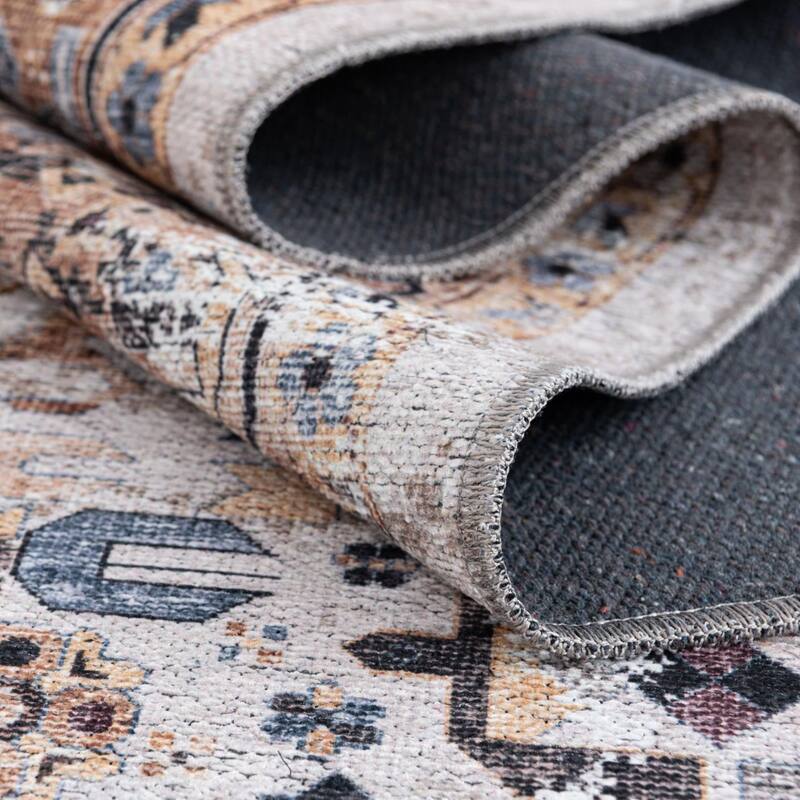 Traditional Tira Collection Area Rug