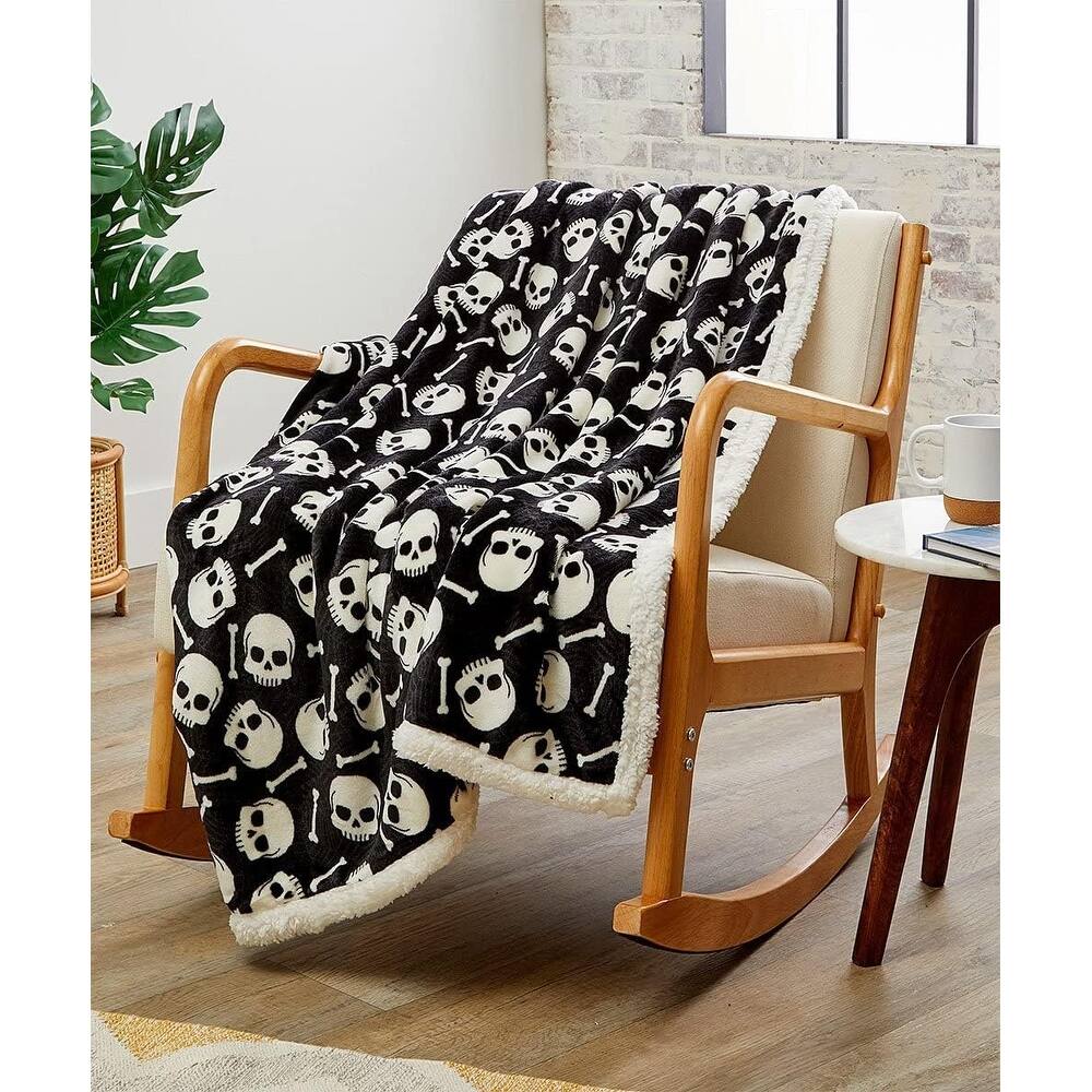 Skull & Bones by Décor&More Black Sherpa Throw - 50" X 60"