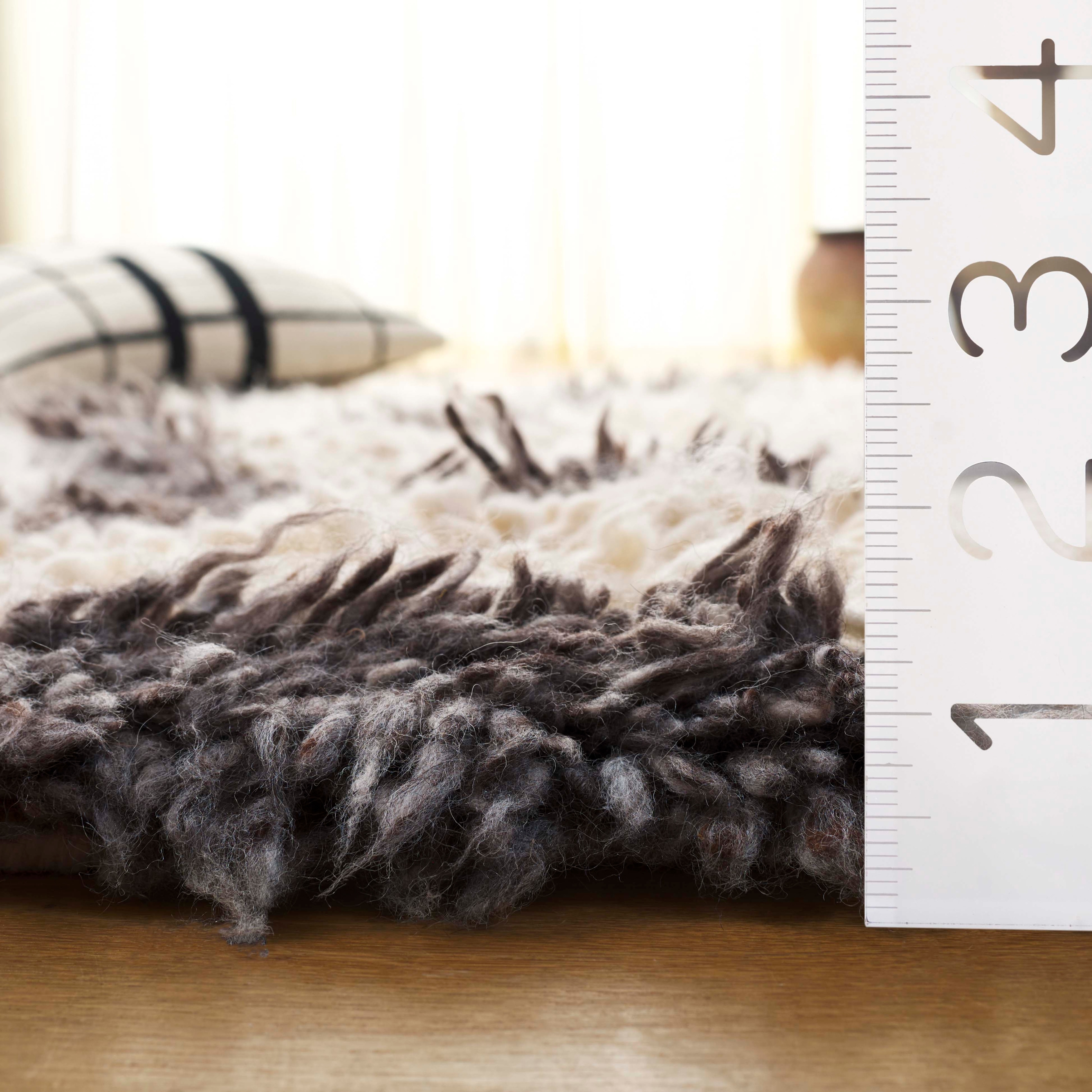 SAFAVIEH Handmade Casablanca Shag Fusako Wool High-Low Pile Rug