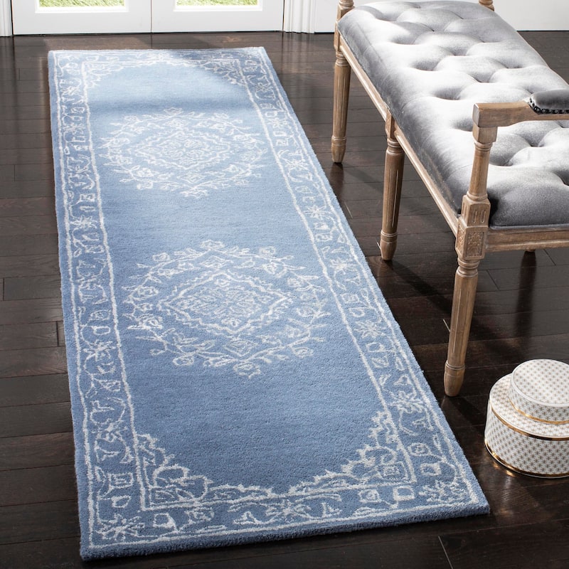 SAFAVIEH Handmade Glamour Gudmundina Modern Viscose Rug