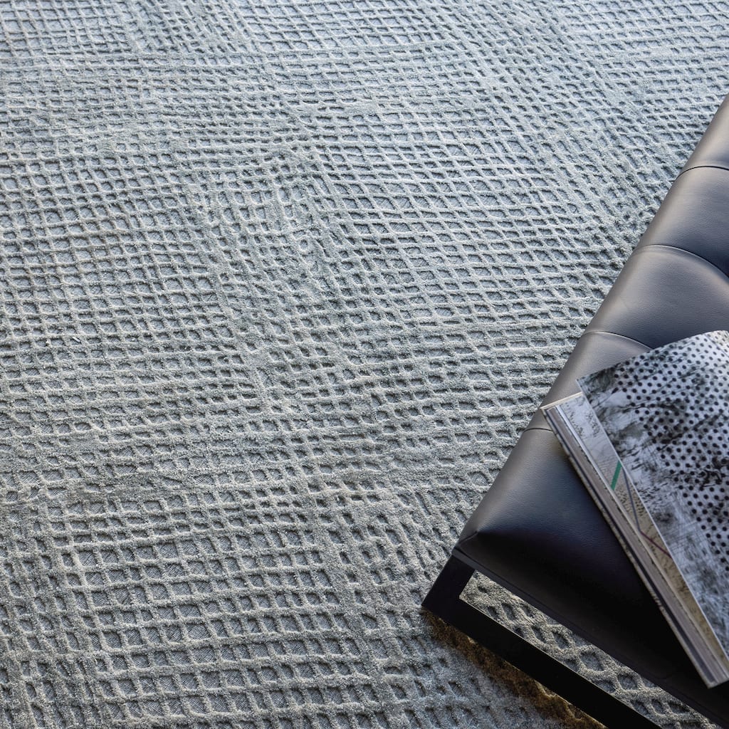 EXQUISITE RUGS Crescendo Hand-loomed Bamboo Silk Silver Area Rug.