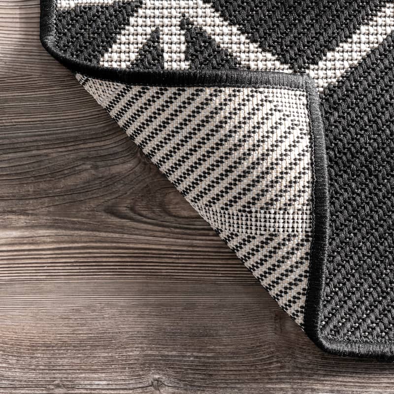 Nuloom Saunders Geometric Indoor/Outdoor Area Rug