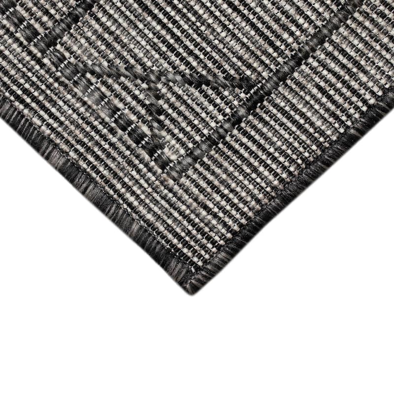 Liora Manne Carmel Pyramid Indoor/Outdoor Rug