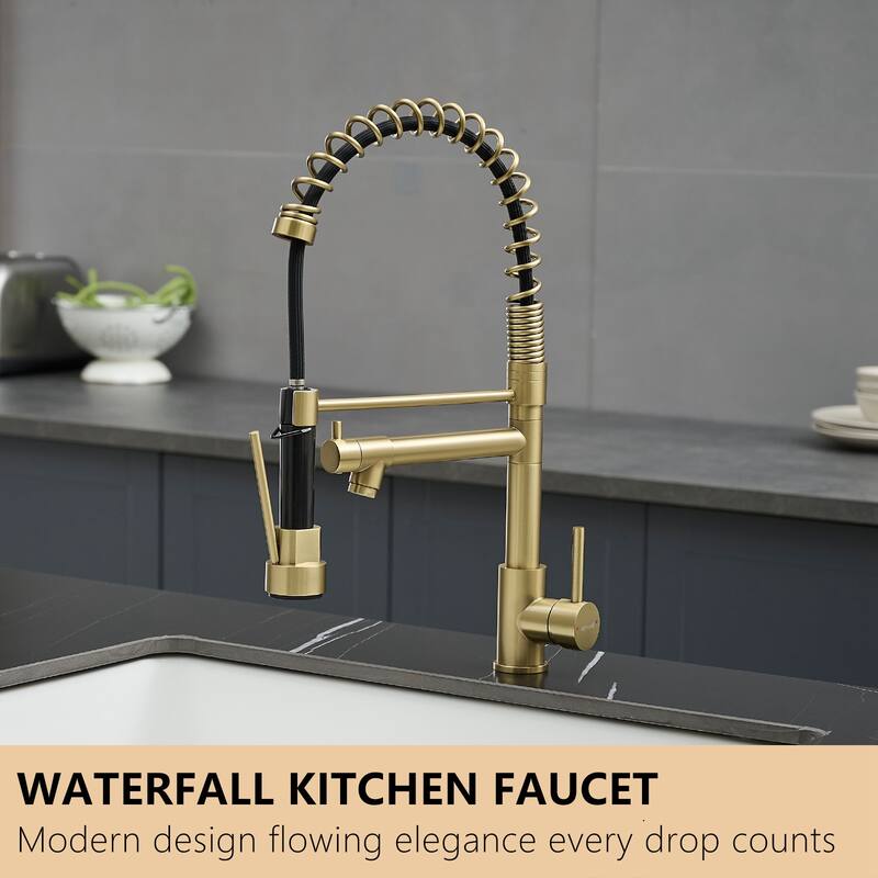 Single-Handle Pull Down Sprayer Kitchen Faucet in Gold