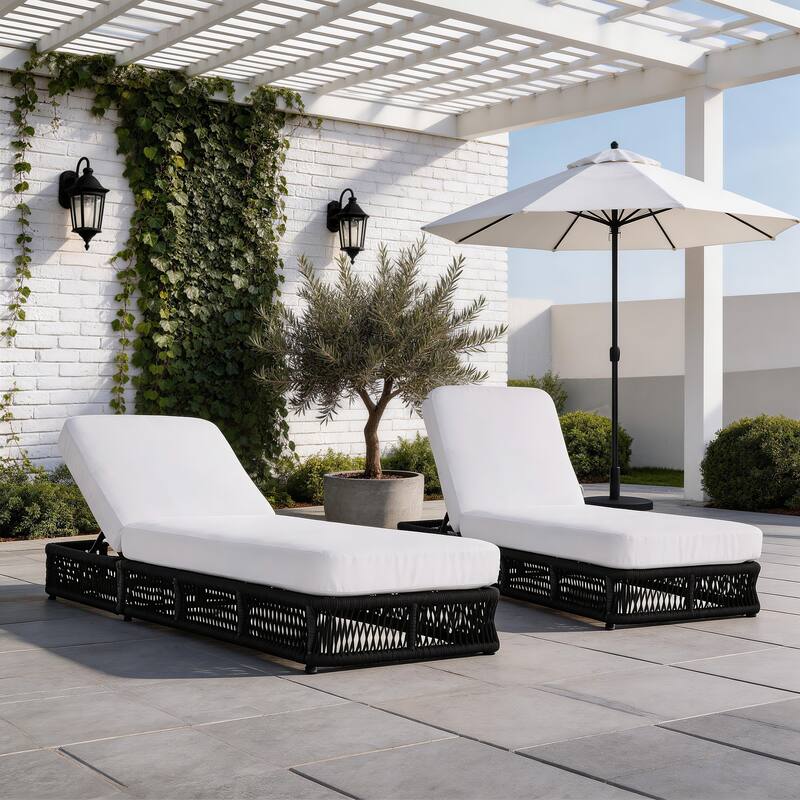 Set of 2 Woven Rattan Outdoor Chaise Lounge With Cushion