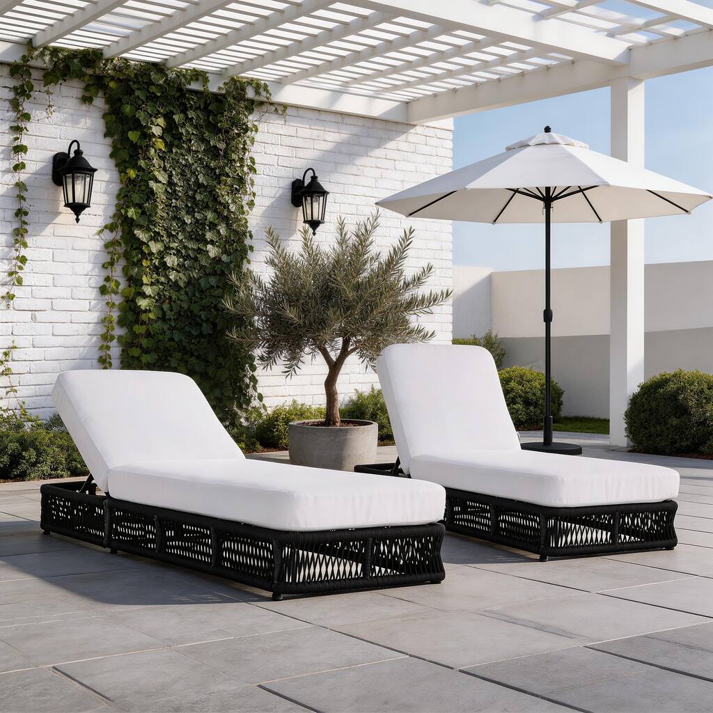 Set of 2 Woven Rattan Outdoor Chaise Lounge With Cushion