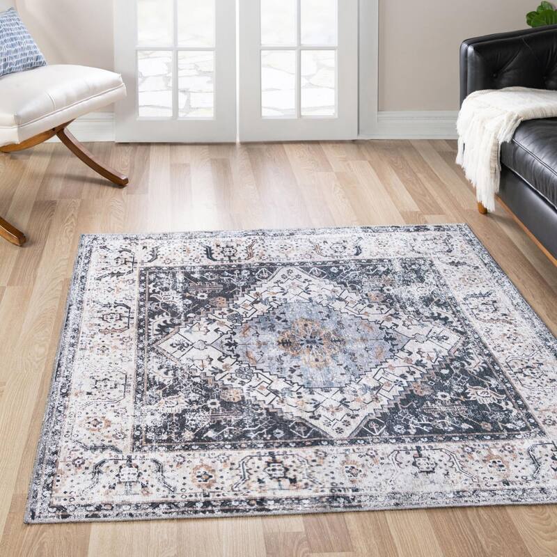 Traditional Tira Collection Area Rug