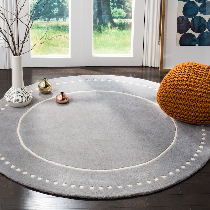 SAFAVIEH Handmade Bella Alverta Dotted Border Wool Rug - 5' Round - Silver/Ivory - Round