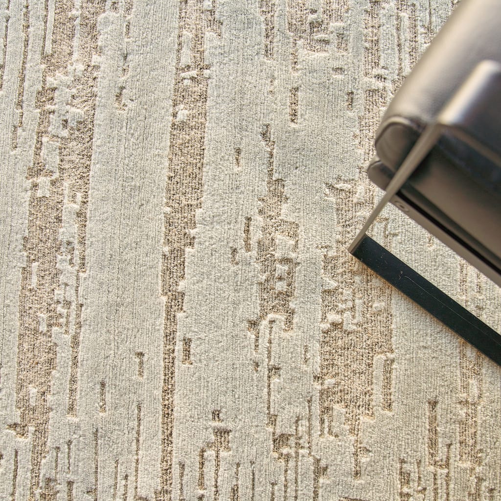 EXQUISITE RUGS Platinum Hand-knotted Wool/Nettle Silver/Beige Area Rug.