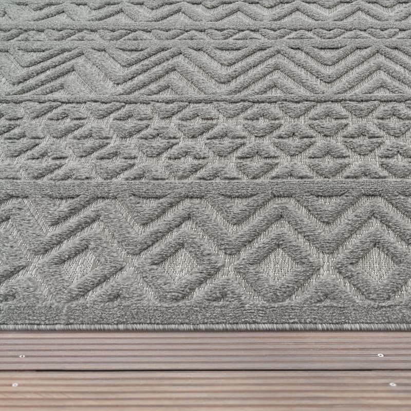 Indoor & Outdoor Rug With Boho Trellis High-Low Pattern