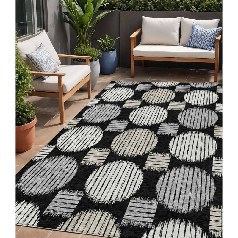 HomeRoots Geometric Transitional Rectangle Outdoor Rug - 5' X 8'