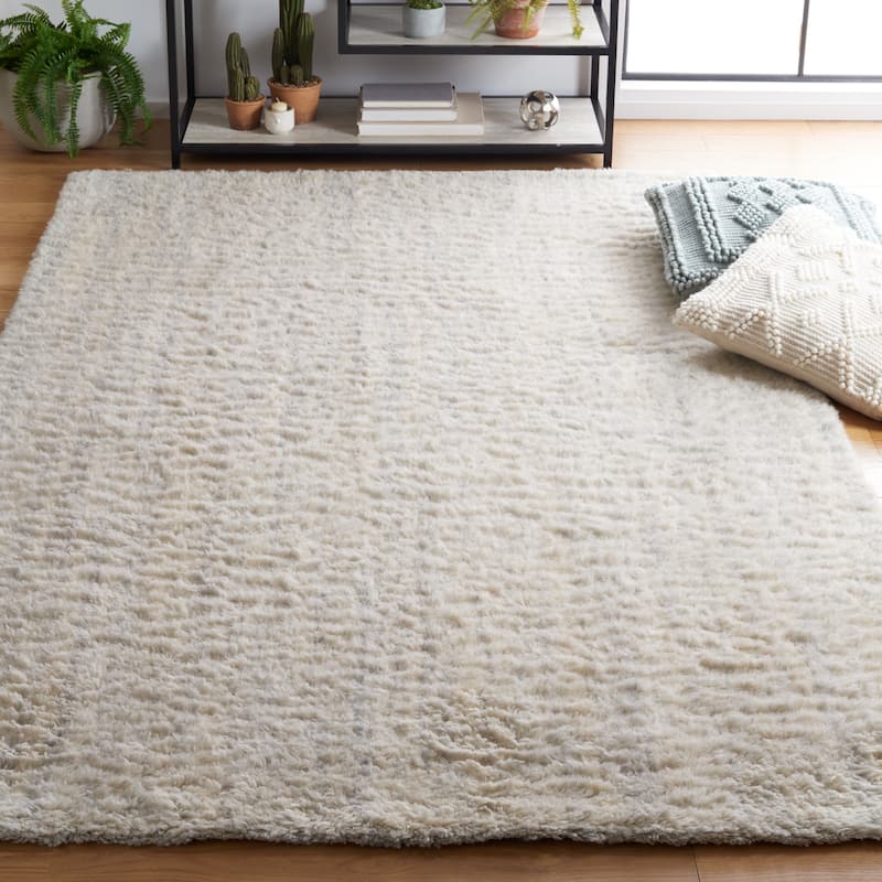 SAFAVIEH Handmade Casablanca Shag Valdis Wool Rug - 6' x 9' - Silver/Ivory