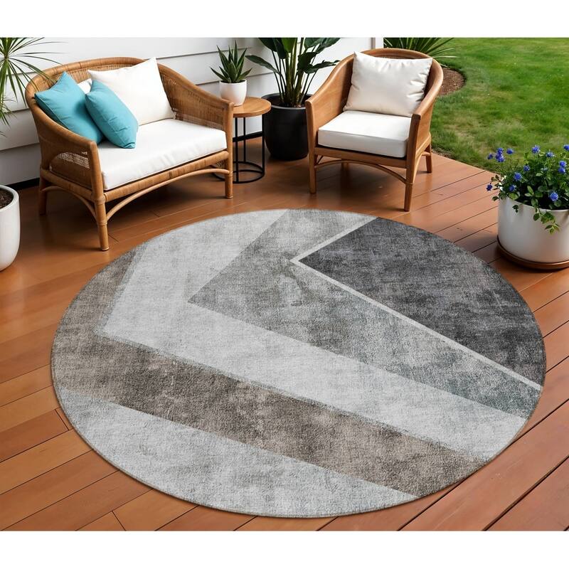 HomeRoots Geometric Transitional Rectangle Outdoor Rug - 8' Round