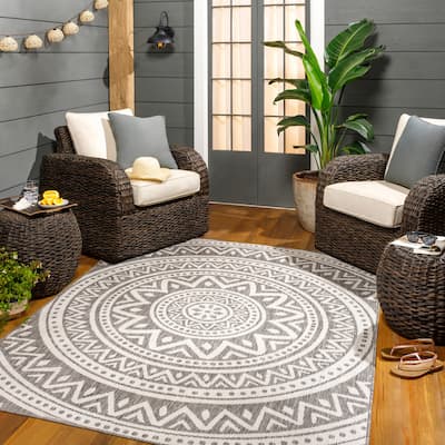 Livabliss Hurley Indoor/ Outdoor Mandala Area Rug