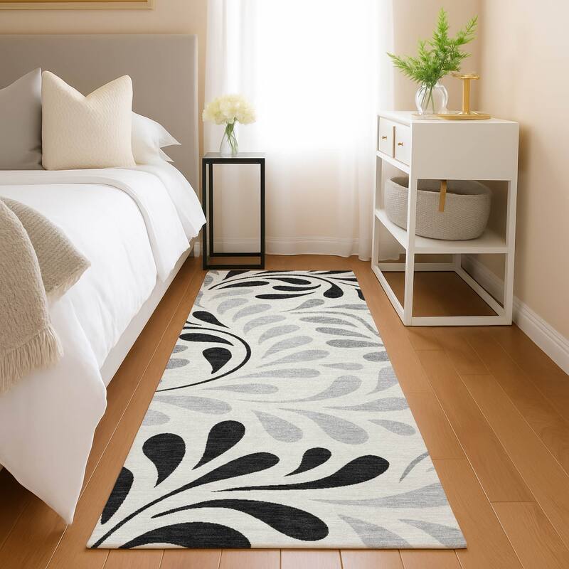 Machine Washable Indoor/ Outdoor Floral Arabesque Chantille Rug