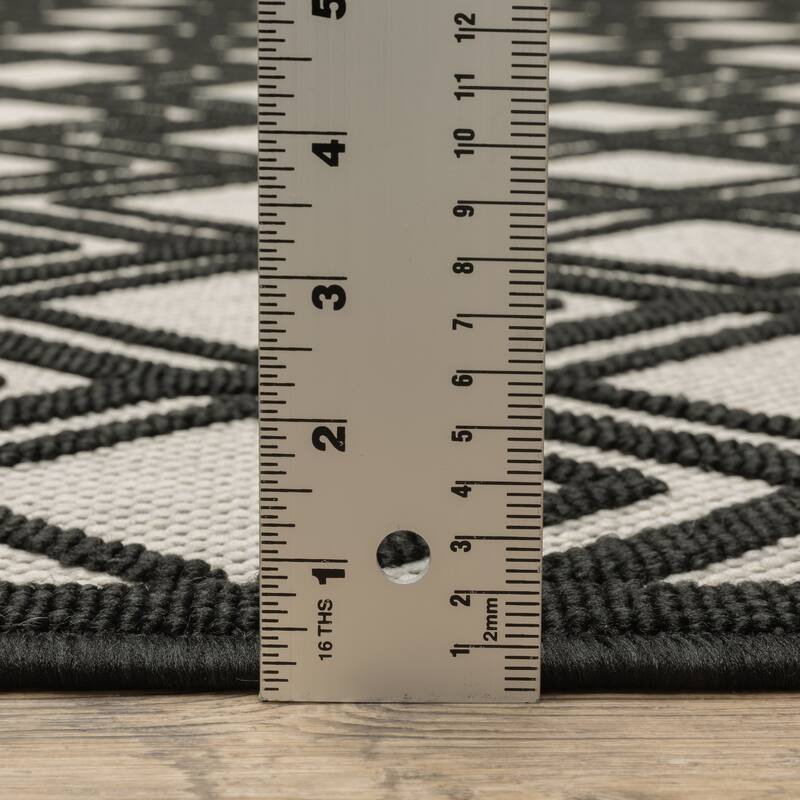 Vista Home Talcot Diamond Relief Grey/ Black Indoor-Outdoor Area Rug