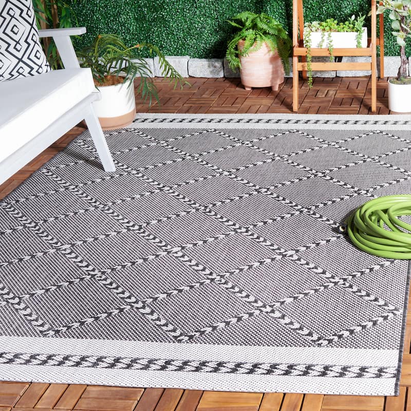 SAFAVIEH Courtyard Minija Transitional Indoor/Outdoor Rug - 4' x 5'7" - Black/Ivory