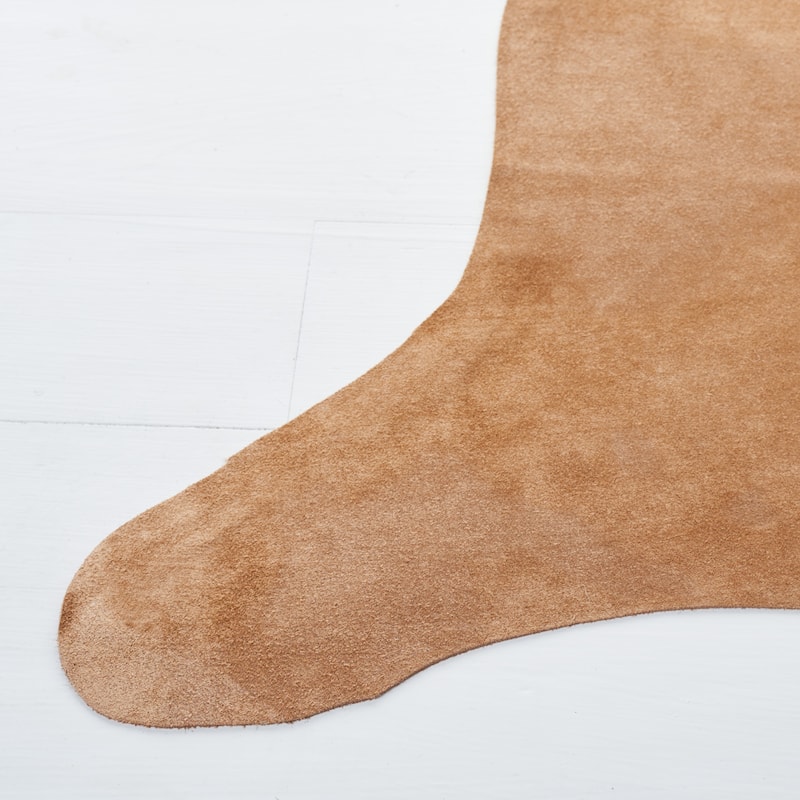 SAFAVIEH Handmade Cow Hide Devendra Cabin & Lodge Rug - Light Beige - 5' x 7'