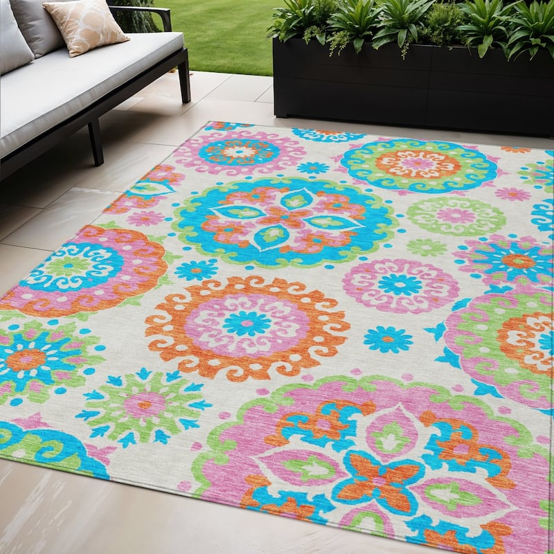 HomeRoots Floral Medallion Transitional Rectangle Outdoor Rug - 5' X 8'
