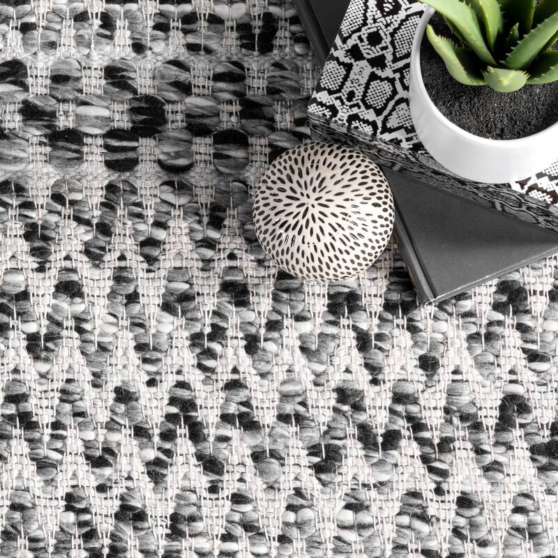 Nuloom Natosha Indoor/Outdoor Chevron Striped Area Rug
