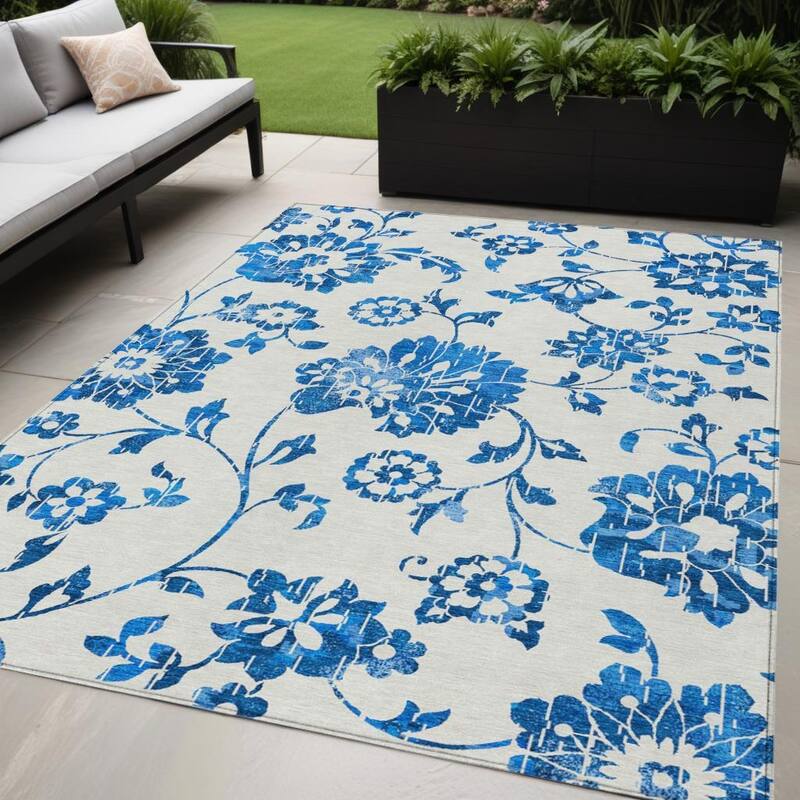 HomeRoots Floral Transitional Rectangle Outdoor Rug - 5' X 8'