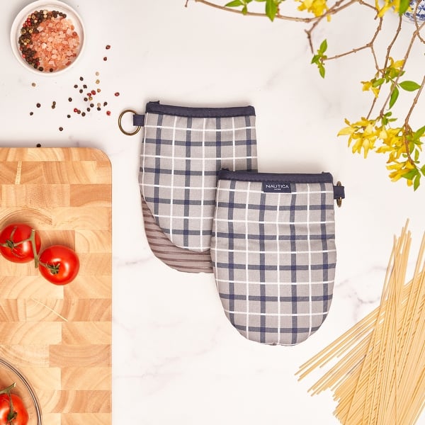 https://ak1.ostkcdn.com/images/products/is/images/direct/2ba8de7069ad094ef7eb17eda732ea15df84fc8e/Nautica-Home-Grey-Navy-Plaid-100%25-Cotton-Mini-Oven-Mitt-With-Silicone-Palm-%28Set-of-2%29.jpg?impolicy=medium