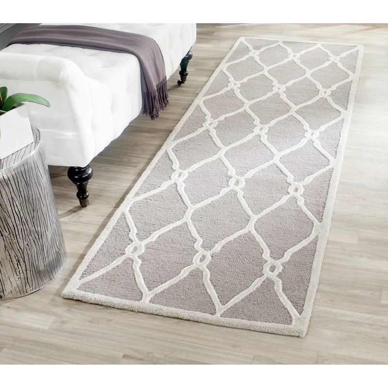 SAFAVIEH Handmade Cambridge Richtsje Moroccan Trellis Wool Rug - 2'6" x 10' Runner - Dark Grey/Ivory
