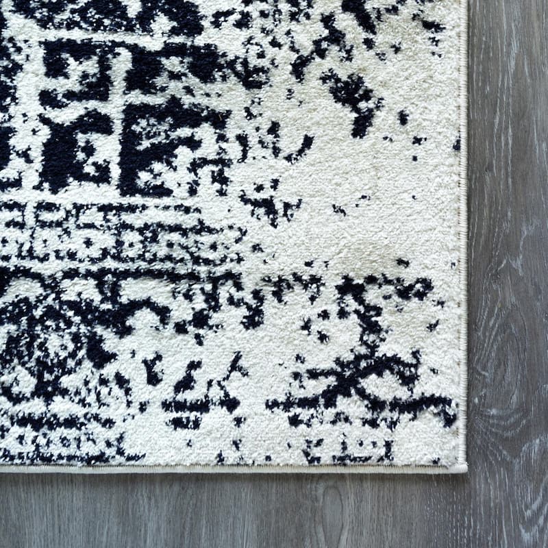 Traditional Brenda Collection Area Rug