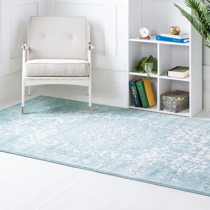 Traditional Brenda Collection Area Rug